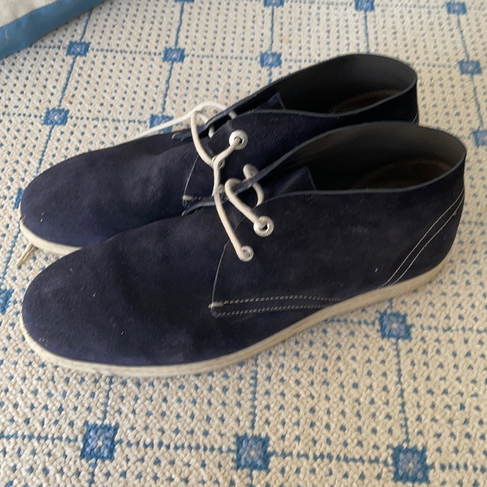 Men’s Salvatore Ferragamo 9.5 navy suede chukkas